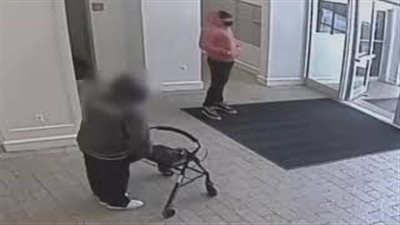 لحظة اعتداء لص على مسن وسرقته (فيديو)