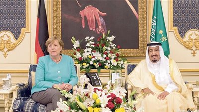 بالصور.. ميركل تحرج الملك سلمان أثناء وجودها في الرياض