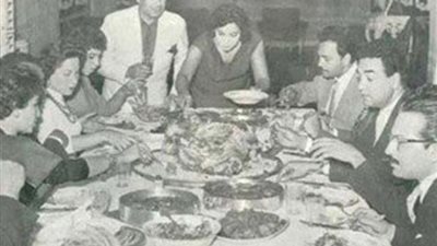 الفنانون يلتهمون «خروف مشوي» على مائدة إفطار فريد الأطرش