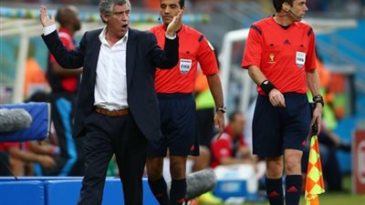 إيقاف مدرب اليونان 8 مباريات بسبب هجومه على الحكام في المونديال