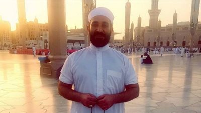 أحمد سعد بالسبحة والجلباب الأبيض في العمرة