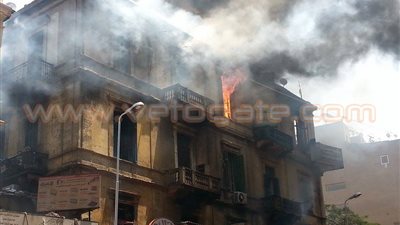 بالصور.. تصاعد ألسنة النار من «شقة» بعقار الفجالة