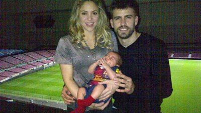 صورة:بيكيه يحتفل مع 