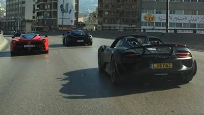 3 سيارات فارهة تتسابق في شوارع القاهرة تبهر نشطاء «فيس بوك»