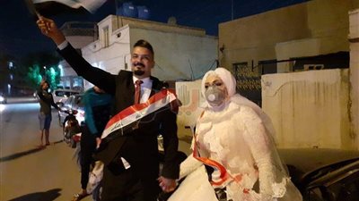 زفة عروسين عراقيين بالتوك توك وسط المتظاهرين في ساحة التحرير (صور)