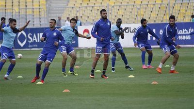 سموحة يؤدي عمليات الإحماء قبل مواجهة المصري (صور)