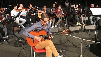 وحيد ممدوح يعزف على أغاني شادية في بروفات حفله بالرياض (صور)