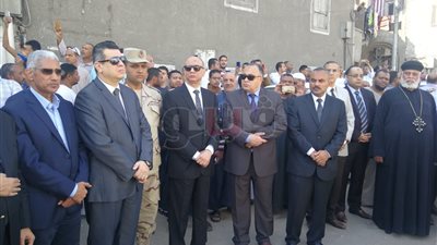 وكيل مطرانية الأقباط الأرثوذكس يشارك في جنازة رئيس مباحث قوص (فيديو)