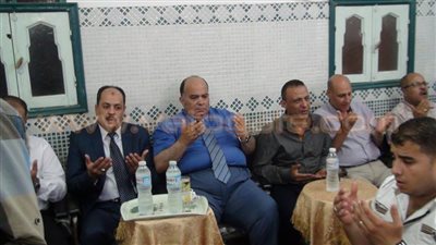 بالصور.. محافظ الدقهلية يؤدي واجب العزاء في شهداء أحداث سيناء