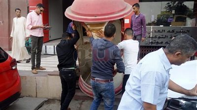 حملة لإزالة إشغالات المحلات بشارع البحر الأعظم (صور)