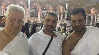 مرتضى منصور ونجله يؤديان مناسك العمرة