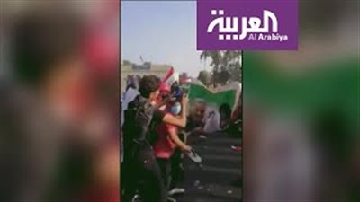 عراقيون يمزقون صور خامنئي احتجاجا على تدخلات إيران (فيديو)