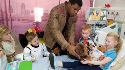 بالصور.. نجم «حرب النجوم» جون بويجا يزور مستشفى للأورام في لندن