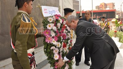 بيبرس يضع أكاليل الزهور على النصب التذكارى للجندى المجهول بـ