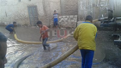 غرق عدد من المنازل بسبب كسر ماسورة مياه في الأقصر (صور)