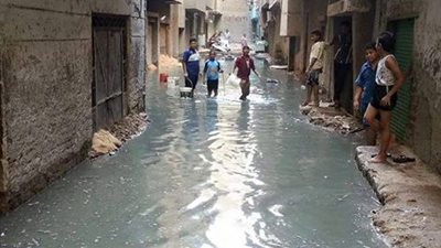 بالصور.. مياه الصرف الصحي تحاصر أهالي مشتول السوق