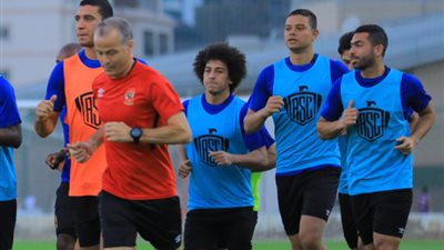 حسين السيد يغادر مران الأهلي في الإمارات للإصابة