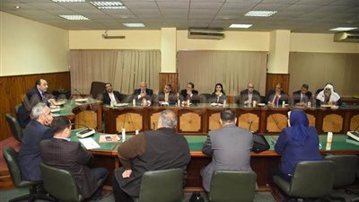 محافظ الإسكندرية يبحث أزمة القمامة مع النواب