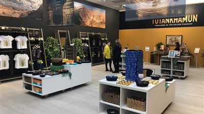 وزير الآثار يتفقد قاعات معرض الملك توت عنخ آمون في لندن