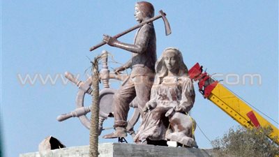 بالصور..بدء وضع تماثيل بجانبي قناة السويس الجديدة استعدادا للافتتاح