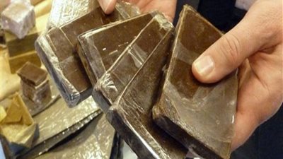 حبس 3 متهمين عثر بحوزتهم على كيلو حشيش في أكتوبر