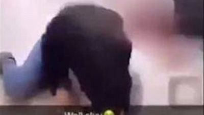 فتيات يسحلن مراهقتين ويركلهن داخل مول تجاري (فيديو وصور)