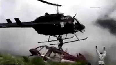 هليكوبتر تقطع شخصا خلال محاولة إنقاذه (فيديو وصور)