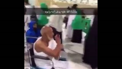 بالفيديو.. شاب يبتكر طريقة تساعد والديه على أداء العمرة بكرسيين متحركين