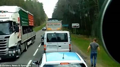 رجل يلقن سياح درسا قاسيا ويجبرهم على جمع قمامتهم (فيديو وصور)