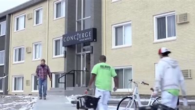 فريق يجدد شقة بالكامل في أقل من ساعة (فيديو )