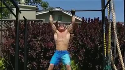 رجل يستعرض مهاراته الجسدية بأسلوب مميز (فيديو)