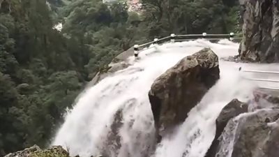 أخطر محاولة عبور من سيارة لطريق غارق بالمياه (فيديو)