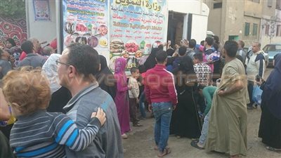 بالصور.. إقبال كبير على سيارات التموين لبيع المواد الغذائية بشبرا الخيمة