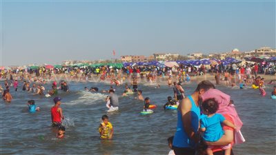 بالصور.. رواد مصيف بلطيم يشكون من سوء نظافة الشواطئ