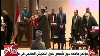 بالفيديو.. رئيس المفوضية الأوروبية يقدم باقة ورد إلى شيخ الأزهر