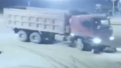 شاب يتحدى الموت بعد دهسه بشاحنة (فيديو)