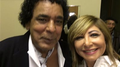 لميس الحديدي تنشر صورة مع محمد منير: الكينج