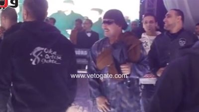 بالفيديو.. الظهور الثاني لشبيه «القذافى» في حفل زفاف المطرب «الجزار»