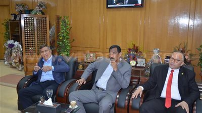 محافظ الإسماعيلية يناقش مع النواب مشروعات التنمية