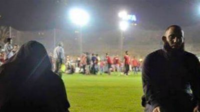 صورة لملتح ومنتقبة على ملعب «التتش» تشعل مواقع التواصل الاجتماعي.. «الغندور» ينشرها ويتساءل عن علاقتها بتمرين «الأهلي».. «فيتو» تحاور صاحب الصورة.. «جابر&#