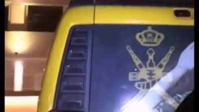 بالفيديو.. عمانية تصاب بالصدمة بعد استخراج شيء غريب من سيارتها