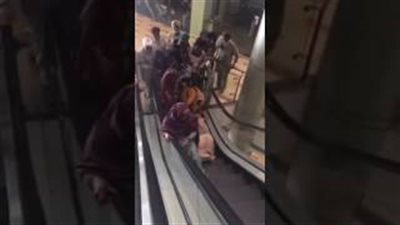 بالفيديو.. سقوط مروع لهندية من أعلى سلم كهربائي