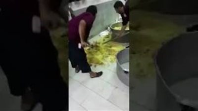 بالفيديو.. عمال يعيدون تعبئة الأرز الملقى على الأرض لبيعه للزبائن
