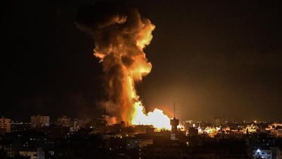 ردا على إطلاق الصواريخ.. طيران الاحتلال يشن غارات على قطاع غزة