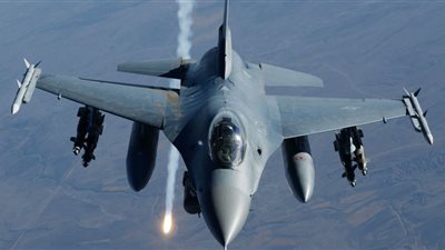 العراق تنفذ أولى غاراتها ضد «داعش» بطائرات «إف 16»