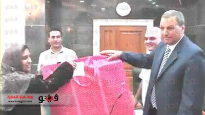 بالصور.. محافظ الغربية يمنح مساعدات مالية وعينية لـ9 من الأيتام