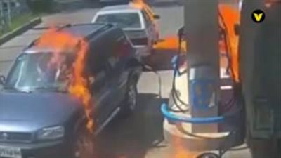 بالفيديو.. فحص رجل لخزان وقود باستخدام «ولاعة» ينتهي بكارثة