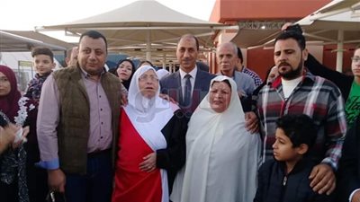 زغاريد ودموع في استقبال المعتمرات المفرج عنهن بمطار القاهرة (صور)