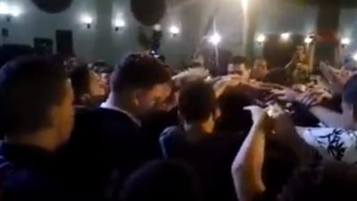 بالفيديو.. «جدو الصغير» يظهر بـ«تي شيرت» الأهلي في حفل زفافه