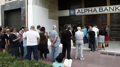 اليونان تفتح البنوك وتبدأ سداد الديون